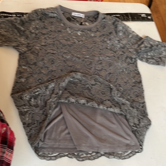 Gallery size large gray / taupe lace lined short sleeve  tee - Picture 9 of 14